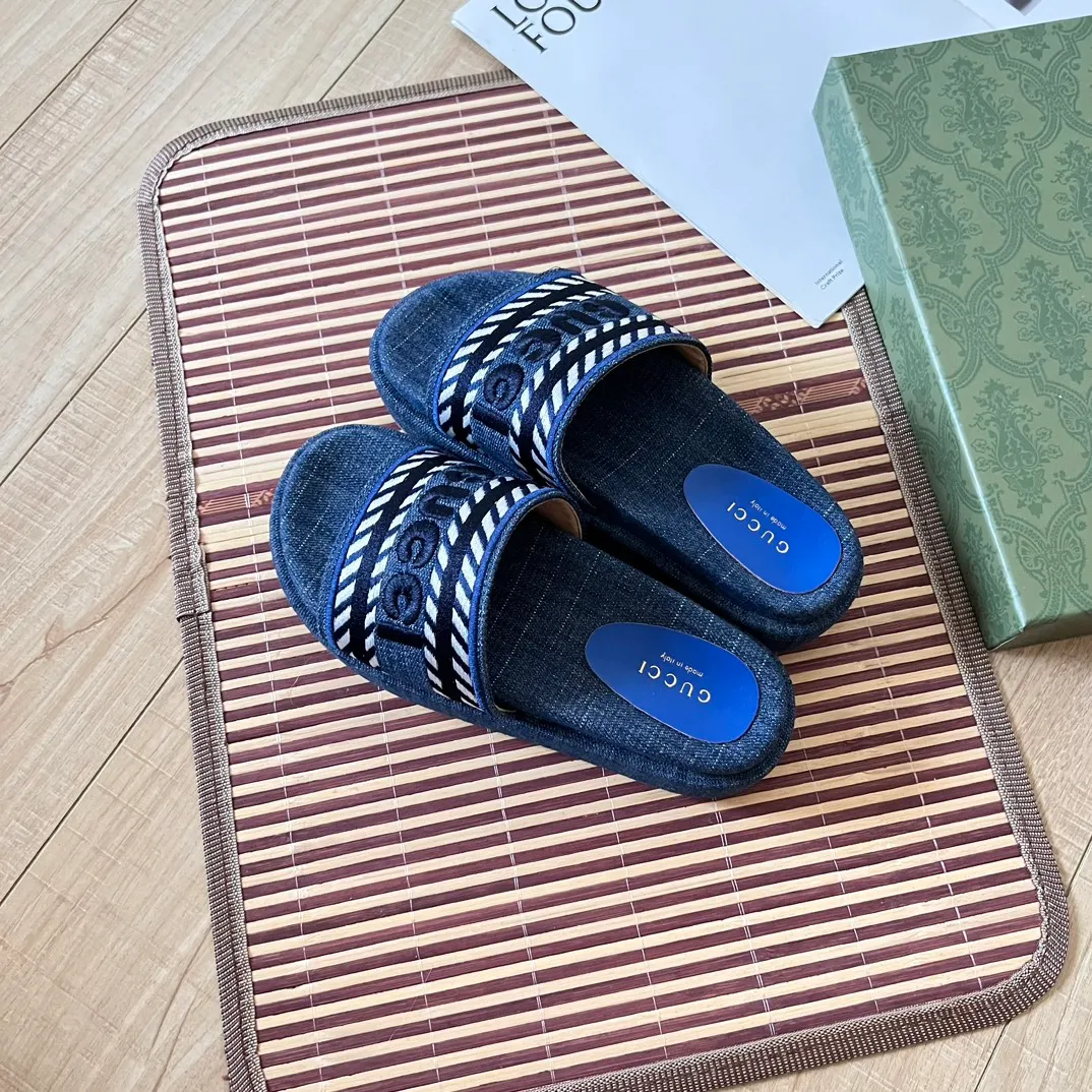 👟👟Ex-factory price 420👟👟 High-end women's shoes Gucci's latest limited edition thick-soled slippers. Top quality sale. Purchase authentic products. The material and craftsmanship are consistent with the original. Upper: original special printing process. Lining: dyed sheepskin. Outsole: Italian private model outsole. Size: 35-43M standard size. 41, 42 custom-made and non-refundable. Sole thickness: 5.5cm. Forefoot 4cm.